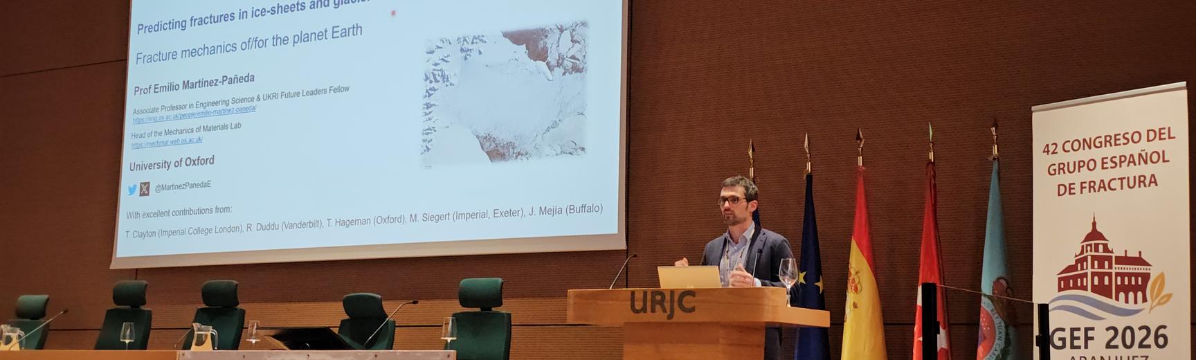 Prof Emilio Martínez-Pañeda lecturing at awards ceremony