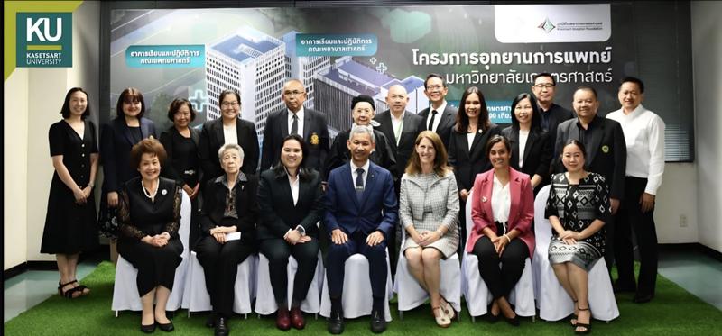 Beth Breeze and Isabel Ruiz pose with members of Kasetsart University