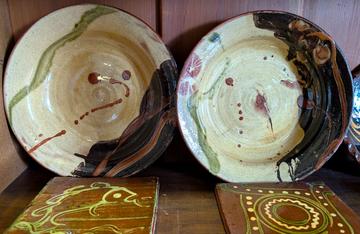 Two plates with free decorations and two tiles