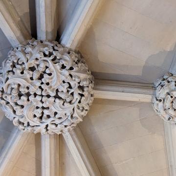 Ceiling bosses Two decorated ceiling bosses, one based on oak leaves and acorns and the other with the Lancaster rose.