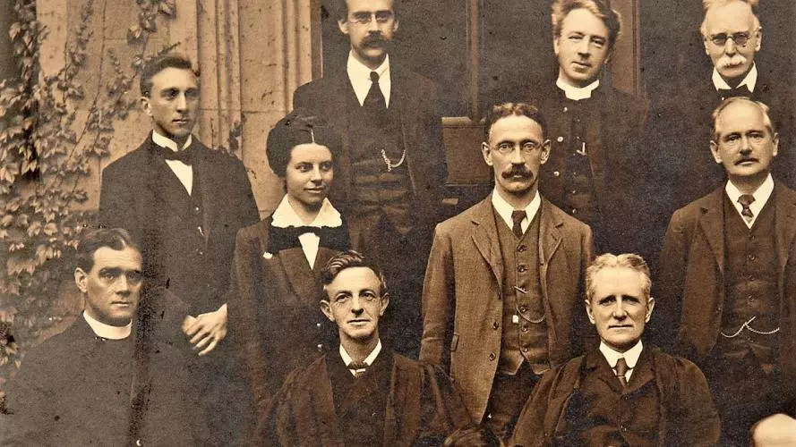 A cropped photograph of a class photo from 1917 showing the students from that year. Margaret Brackenbury Crook in shown amongst her male colleagues.  The photograph is in black and white.